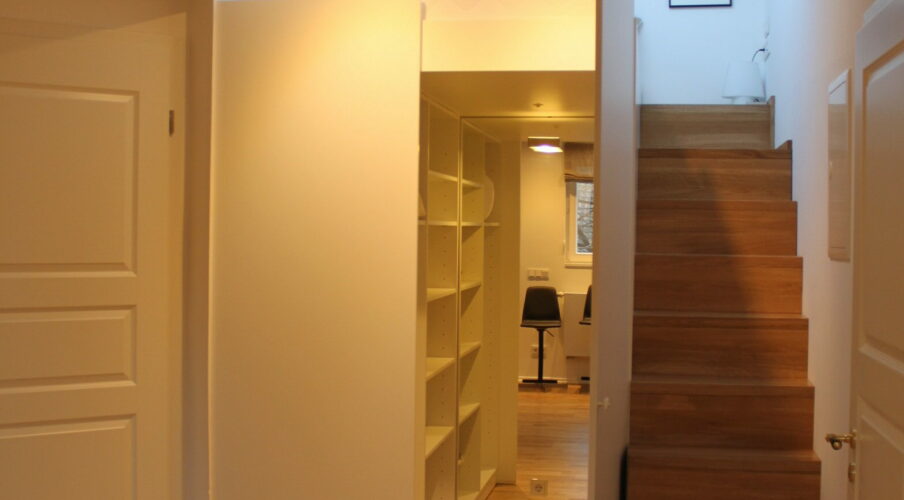 [:de]Begehbarer Schrank unter der Schlafempore [:en]Walk-in closet under the sleeping loft [:ru]Гардеробная комната под спальный чердак