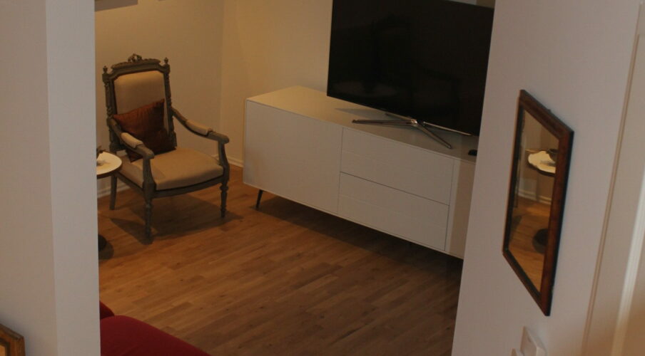 [:de]Blick von der Schlafempore in das Wohnzimmer [:en]View from the sleeping loft in the living room [:ru]Вид из спящего верхних этажах в гостиной