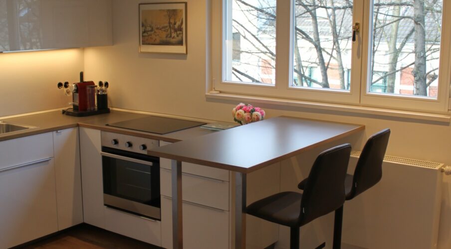 [:de]Küchentisch in der Dachwohnung [:en]Kitchen table in the lime-tree-view apartment [:ru]Кухонный стол в мансардных помещениях