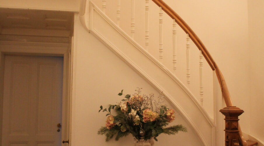 [:de]Blumendekoration im Treppenhaus [:en]Flower decoration in the stairwell [:ru]Цветочный орнамент на лестничной клетке