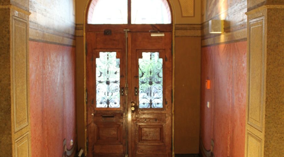 [:de]Der Hausflur mit Wandmalereien aus dem 19. Jahrhundert [:en]The hall with murals from the 19th century [:ru]Зал с фресками 19-го века