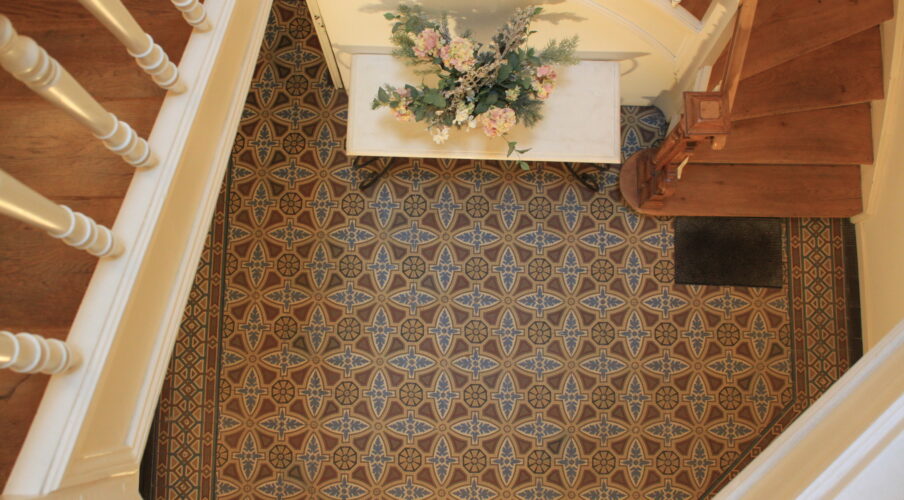 [:de]Alte Fliesen im Hausflur [:en]Old tiles in the hallway [:ru]Старые плитки в коридоре