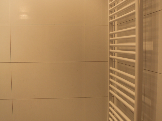 [:de] Beheizbarer Handtuchhalter im Bad [:en] Heated towel rail in the bath [:ru] Подогрев полотенцесушителя в ванной